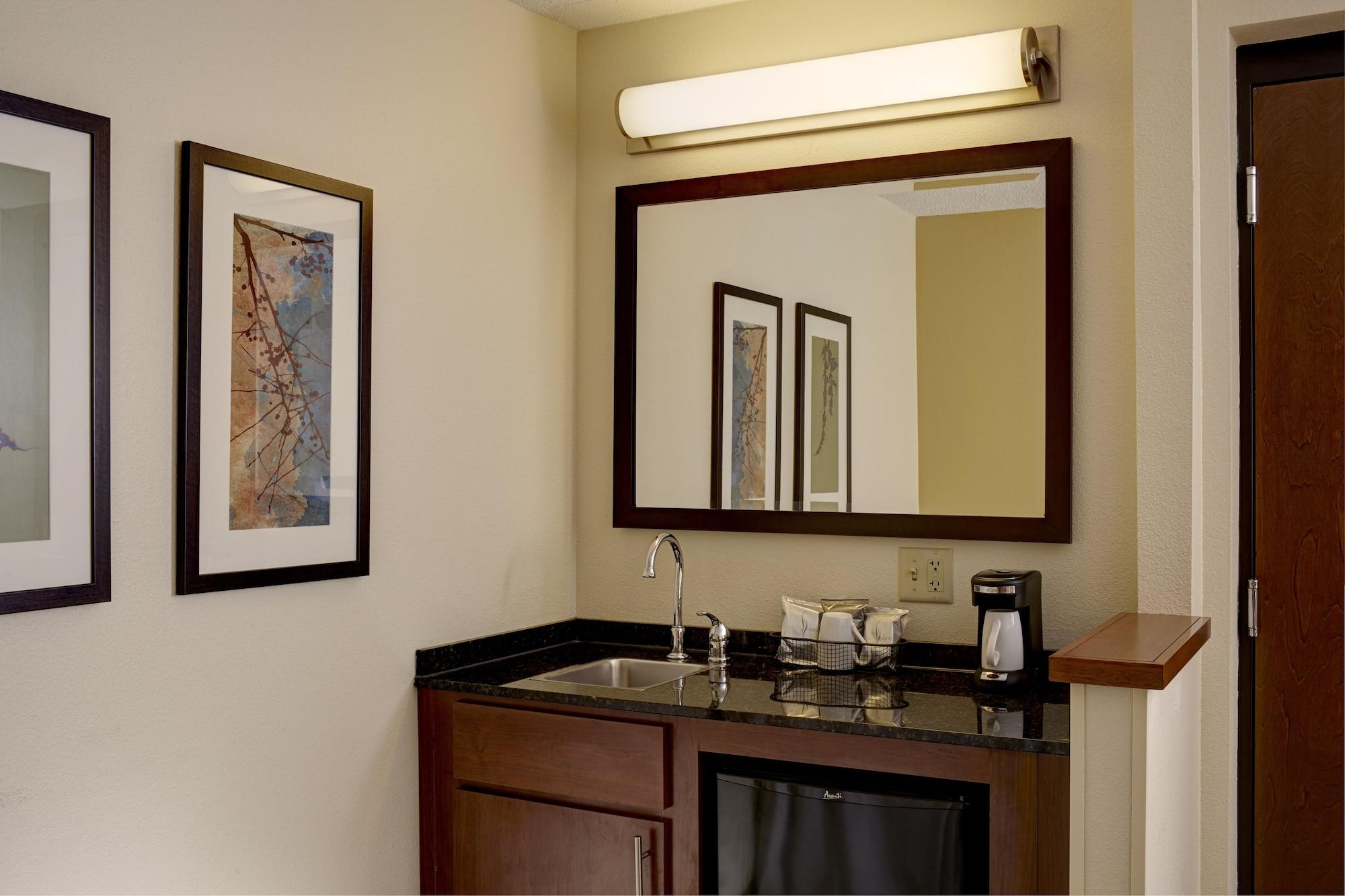 Hyatt Place Indianapolis Airport Exterior photo