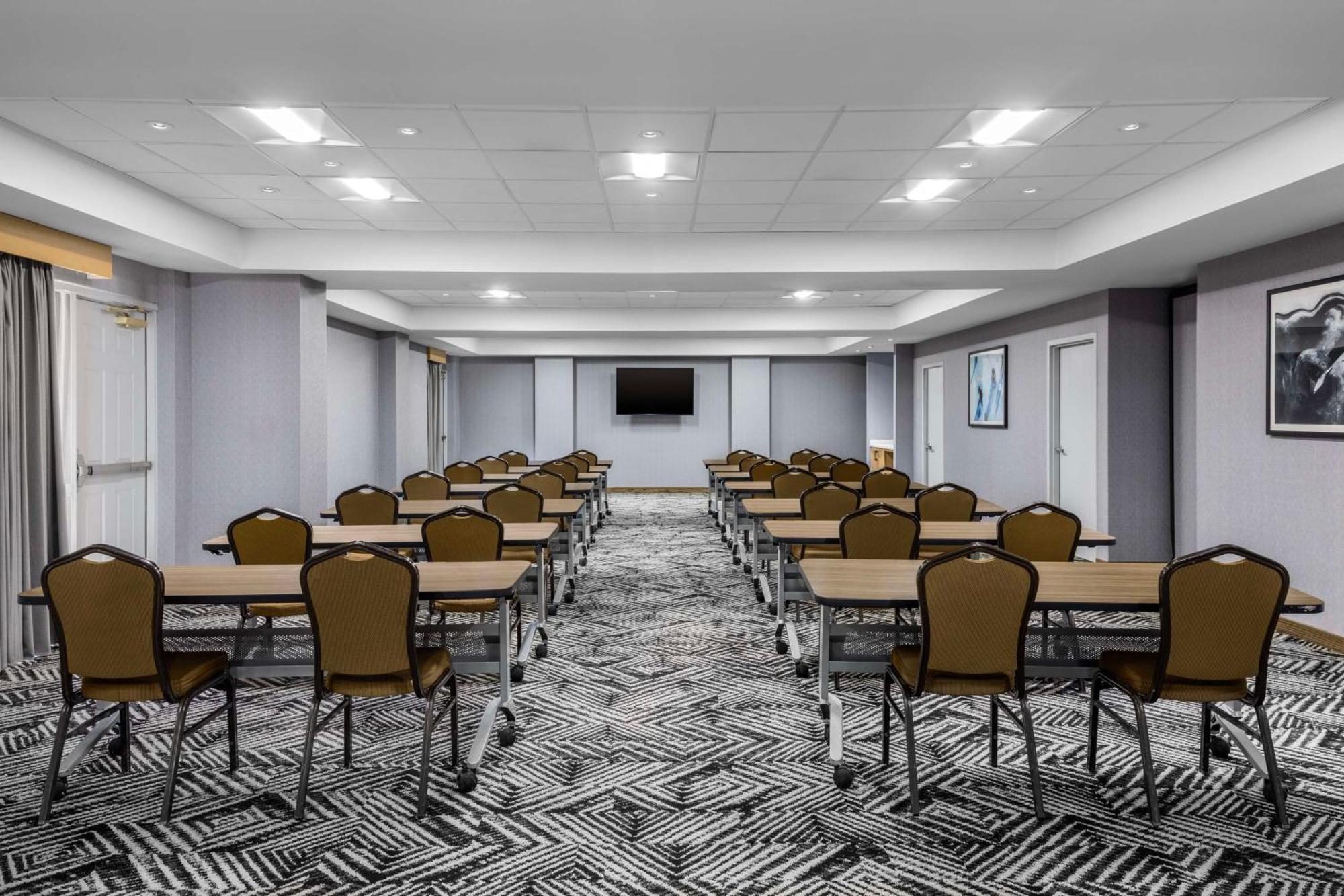 Hyatt Place Indianapolis Airport Exterior photo