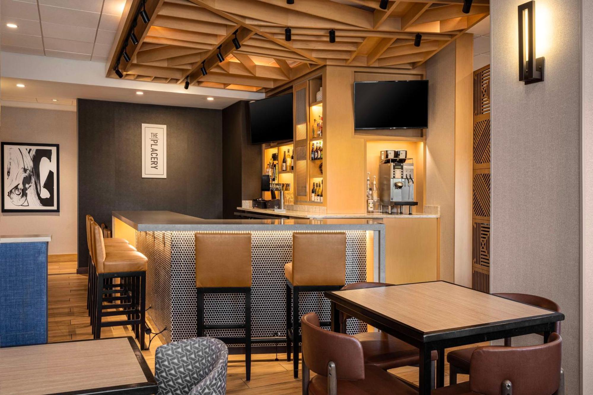 Hyatt Place Indianapolis Airport Exterior photo